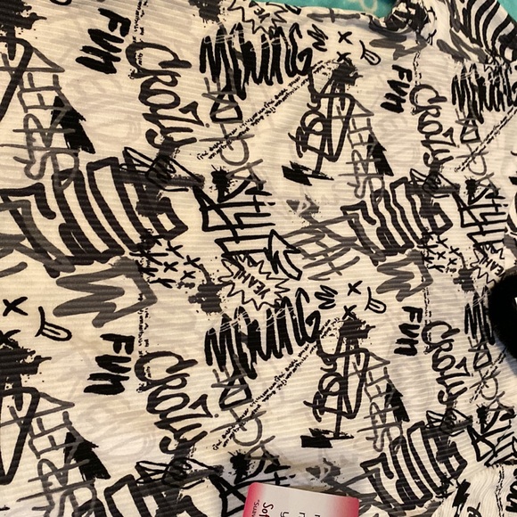 Long sleeve shirt with fuzzy scrunchy has black and white brand new - Picture 3 of 3